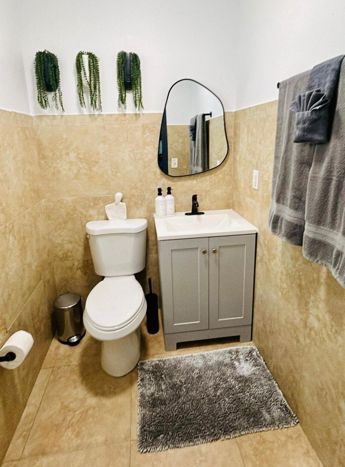Stylish Escape By International Airport Apartment *