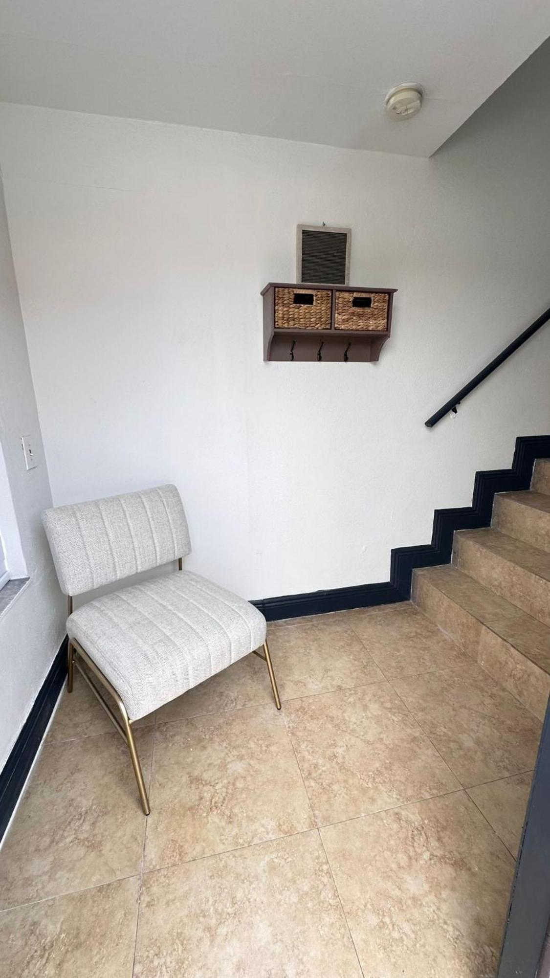 Stylish Escape By International Airport Apartment *